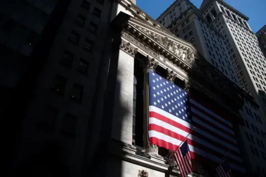 وول ستريت تتعافى جزئياً وسط آمال بإنهاء الإغلاق الحكومي الأميركي