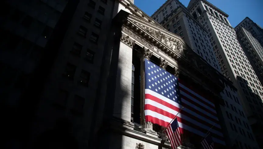 مؤشرات الأسهم تقلص خسائرها مع تراجع العملات المشفرة، لكن ضعف سوق العمل والإغلاق يواصل الضغط على الأسواق