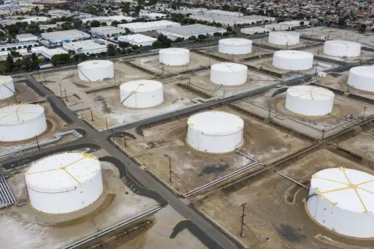 النفط يتجه لأكبر مكاسب أسبوعية منذ 2022 مع تصاعد الحرب في الشرق الأوسط