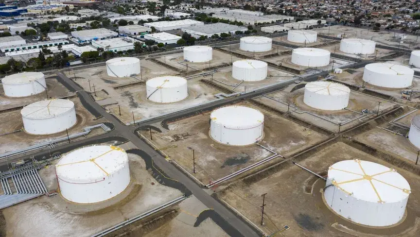 اضطرابات الإمدادات عبر مضيق هرمز وارتفاع المخاطر الجيوسياسية يدفعان أسعار الخام للصعود