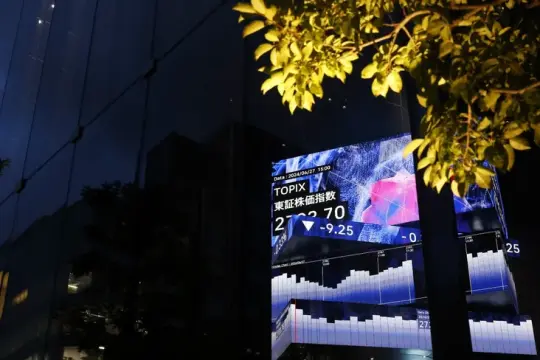 أسهم التكنولوجيا تقود مكاسب العقود الأميركية والنفط يقفز مع تصاعد حرب إيران