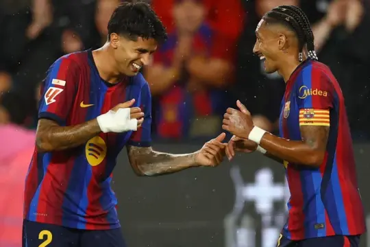 برشلونة يكتسح راسينج سانتاندير بسباعية ويواصل صدارة الدوري الإسباني
