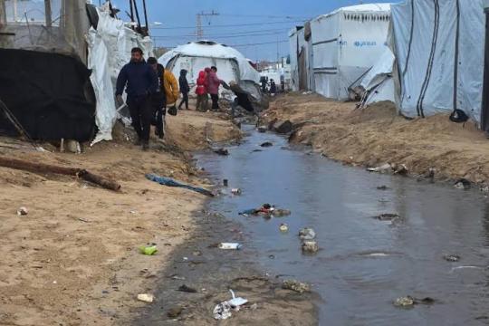 أونروا: أكثر من نصف العائلات النازحة في غزة تعيش وسط مياه الصرف الصحي والبرك الملوثة