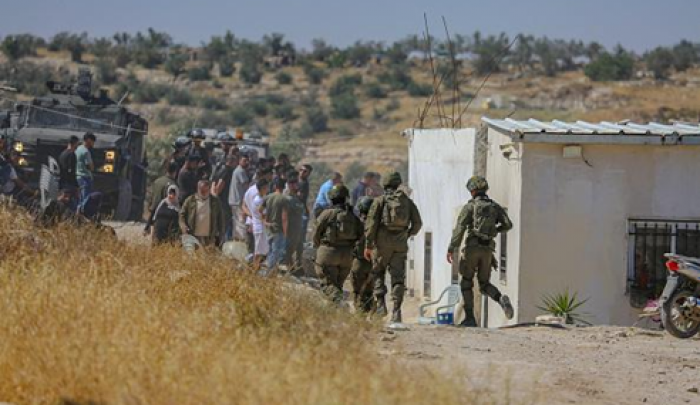 قوات الاحتلال تعتقل 3 مواطنين من بيت لحم ونابلس، بينما يتعرض فلسطينيون لهجمات من مستوطنين في جنين وبيرزيت