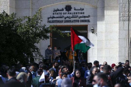 استطلاع يرصد شكوكًا واسعة بشأن الانتخابات .. دحلان والبرغوثي بين أبرز الشخصيات