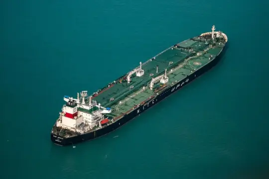 النفط يواصل الصعود القياسي وسط توترات الخليج وتلميحات ترمب بإنهاء الحرب مع إيران