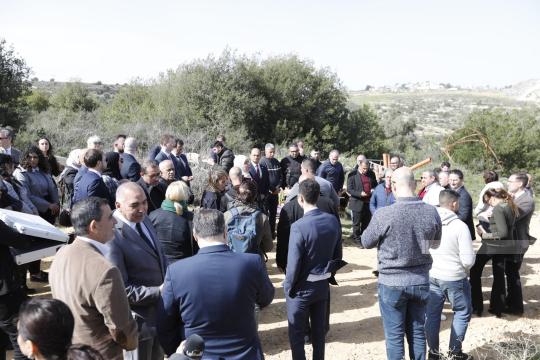 وزارة الخارجية تنظم زيارة ميدانية للسلك الدبلوماسي إلى بيرزيت لمتابعة هجمات المستوطنين