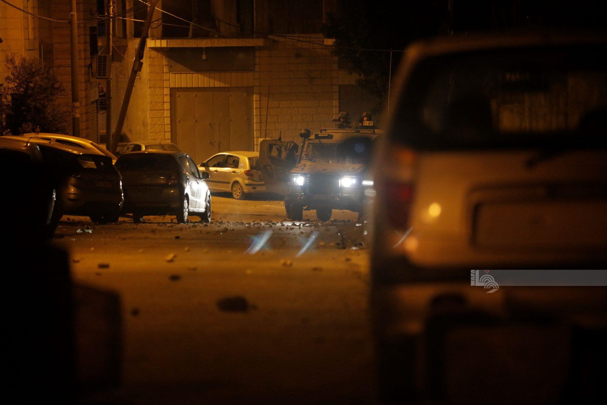 عمليات دهم وتفتيش شملت عدة أحياء من المدينة، وسط انتشار مكثف للقوات