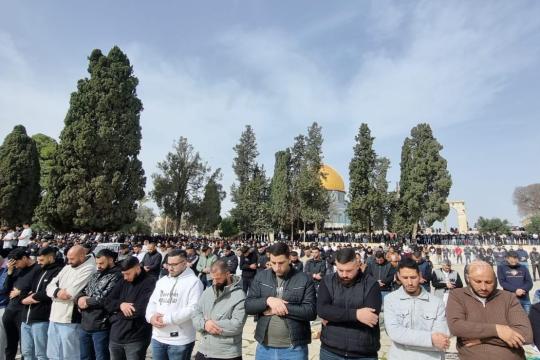 آلاف المصلين يؤدون صلاة الجمعة في المسجد الأقصى رغم القيود الإسرائيلية المشددة
