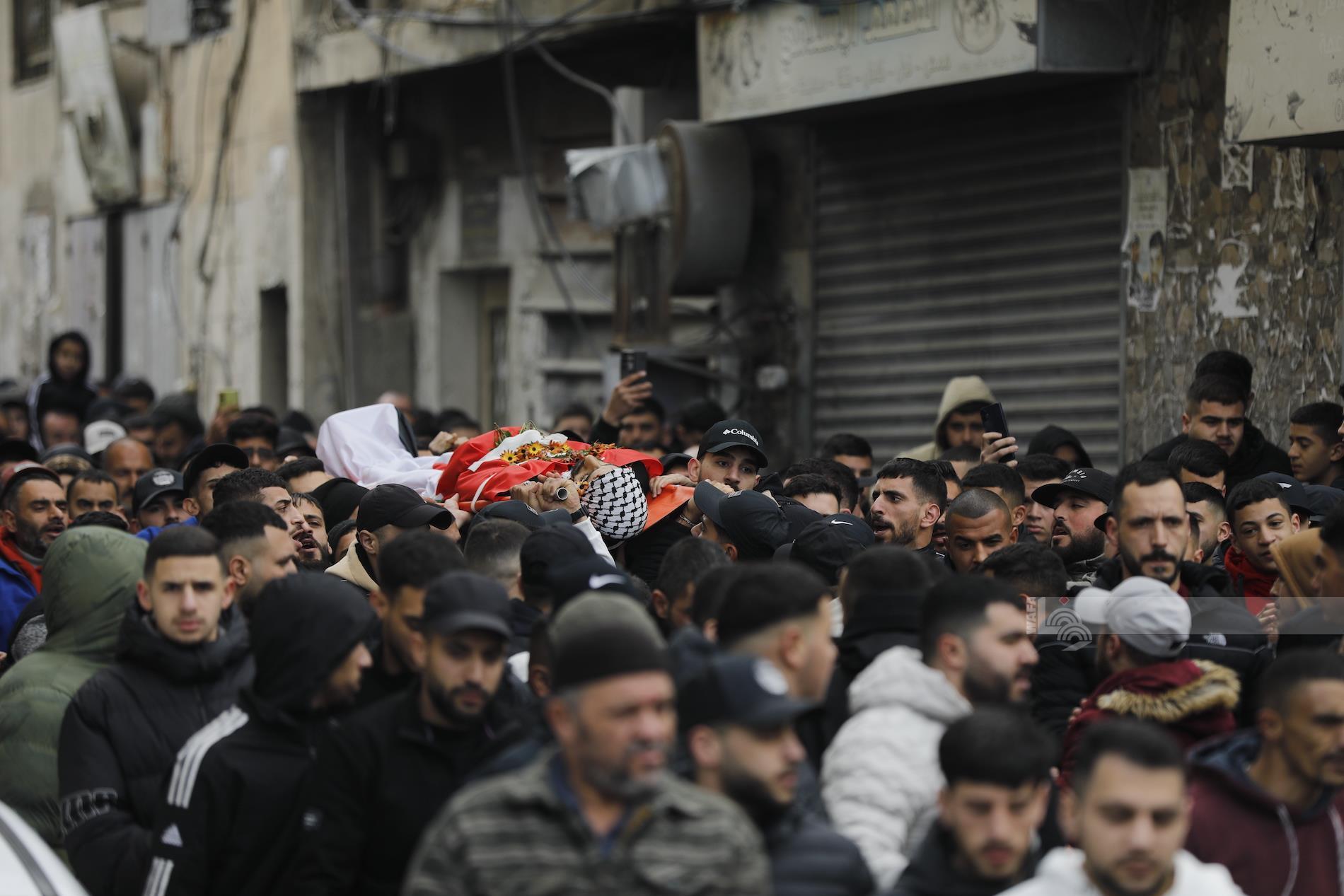 مئات المواطنين يشاركون في موكب التشييع من رام الله إلى مخيم قلنديا شمال القدس