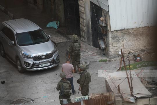 الاحتلال يعتقل 19 فلسطينياً ويصيب طفلين في الضفة.. و4 شهداء في غزة