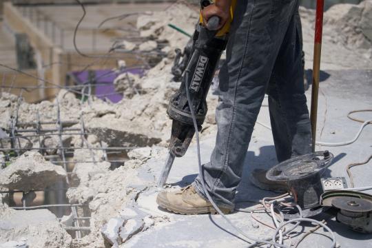 الاحتلال يجبر مواطناً مقدسياً على هدم منزله في العيسوية