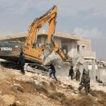 قوات الاحتلال تهدم منزلاً شمال غرب القدس وتشرّد عائلة فلسطينية في عرب الكعابنة