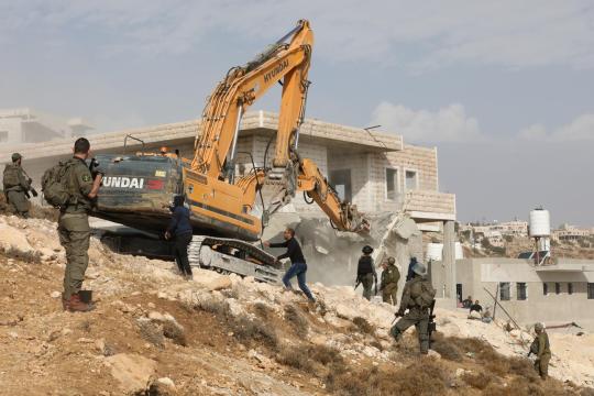 قوات الاحتلال تهدم منزلاً شمال غرب القدس وتشرّد عائلة فلسطينية في عرب الكعابنة