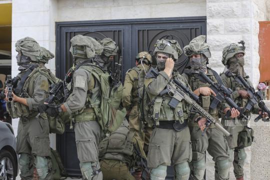 اعتداءات واعتقالات واسعة في الضفة الغربية وإصابة مواطنين بهجوم للمستوطنين