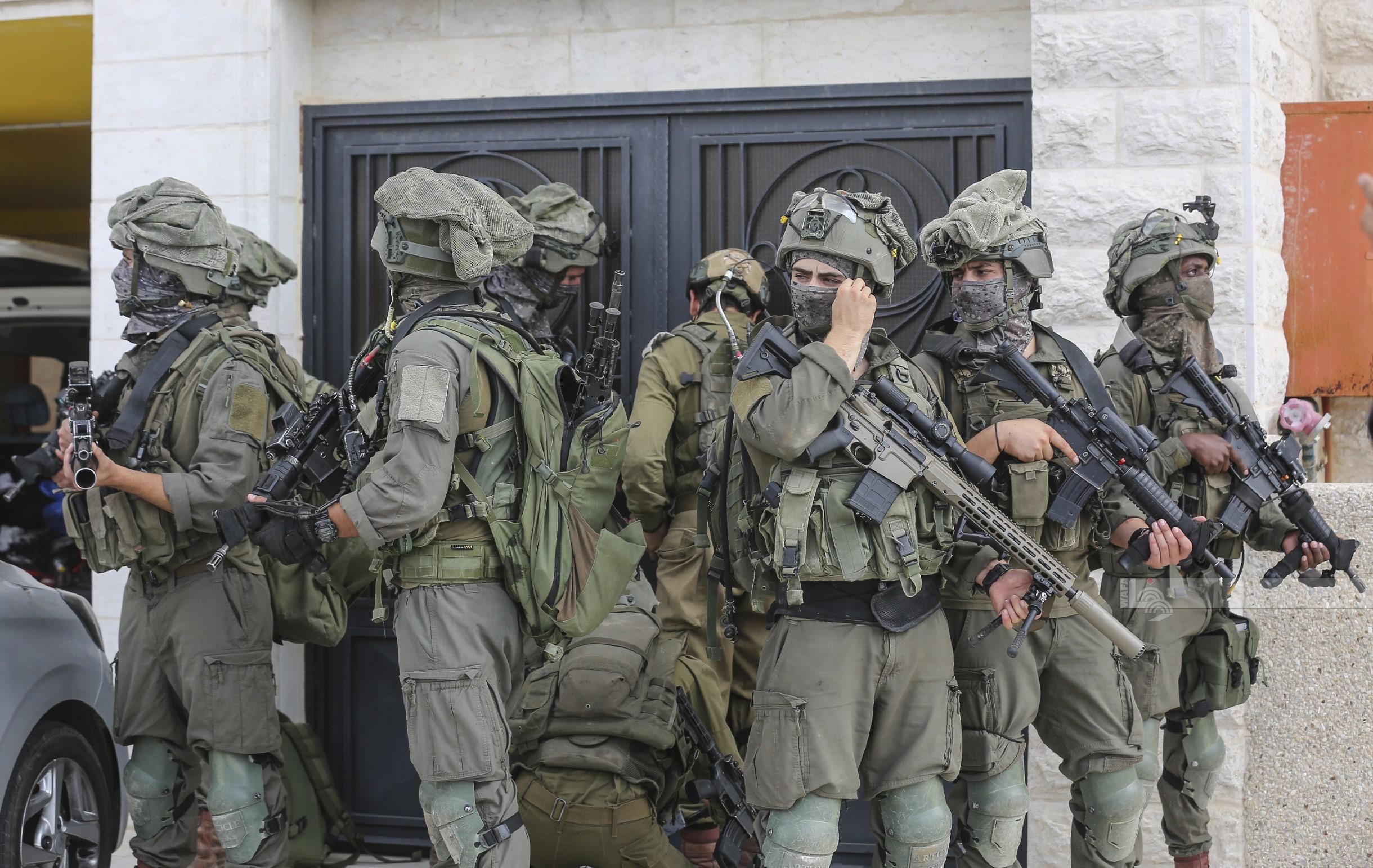 اقتحامات متزامنة في عدة مدن وبلدات وتخريب ممتلكات زراعية ونصب بوابات عسكرية جديدة