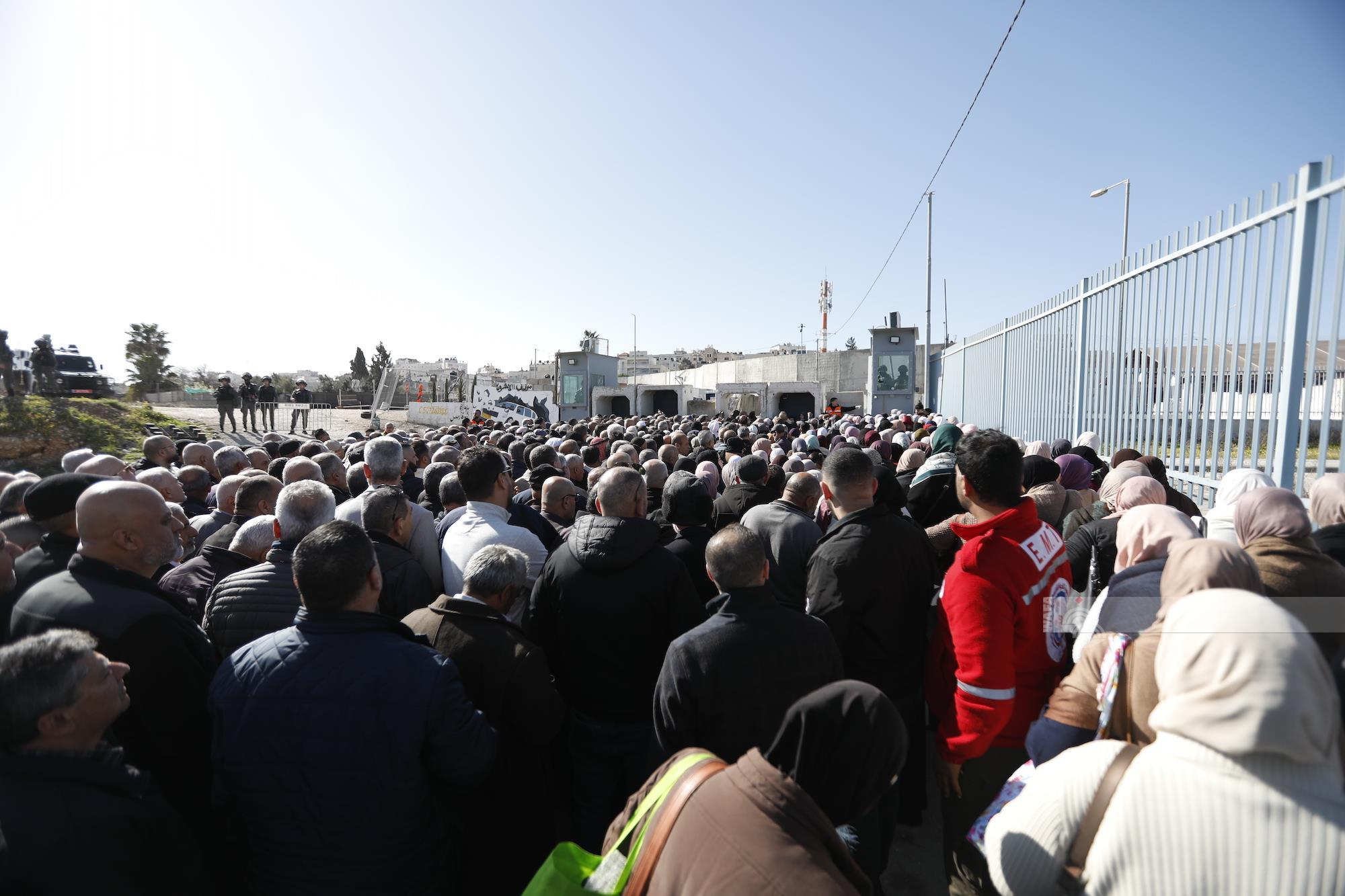 منع آلاف المواطنين عبر حاجزي قلنديا وبيت لحم واحتجاز مسعفين وتشديد الإجراءات على أبواب البلدة القديمة