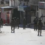 إصابة شاب وطفل ومواطنين بالضرب خلال اقتحامات الاحتلال لمخيمي عسكر شرق نابلس