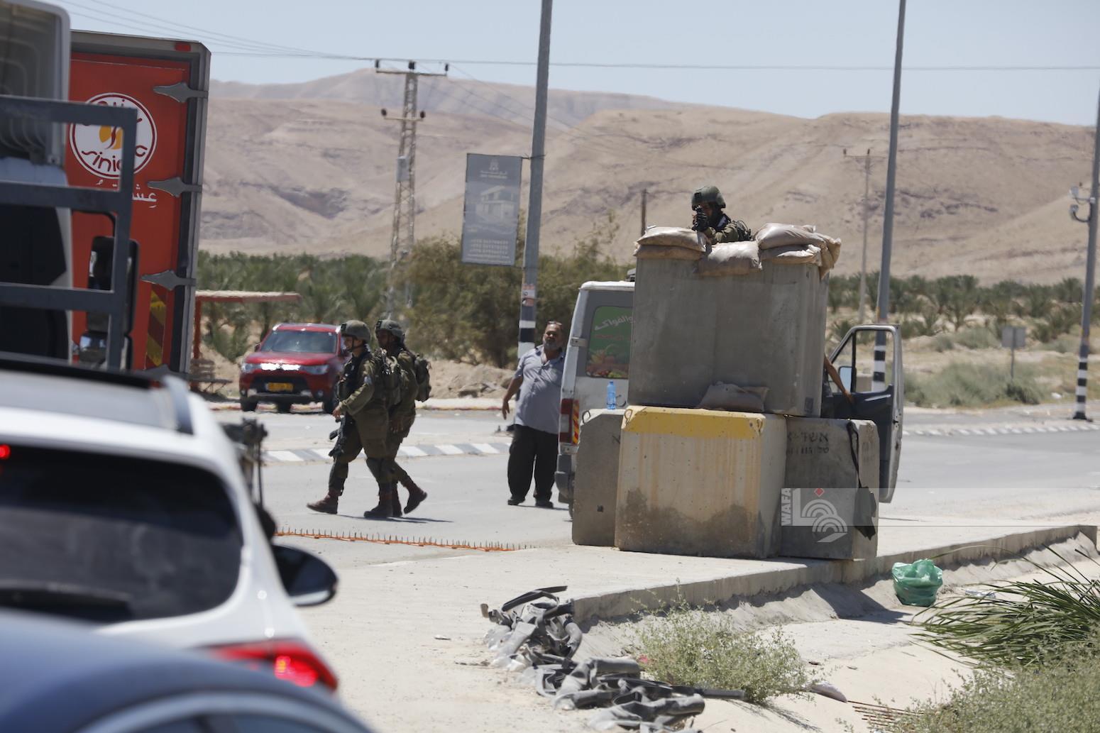 قوات الاحتلال ومستوطنون يهاجمون فلسطينيين في عدة محافظات ويهدمون 12 منشأة تجارية وزراعية ويخطرون بهدم مدرسة ومساكن في مسافر يطا