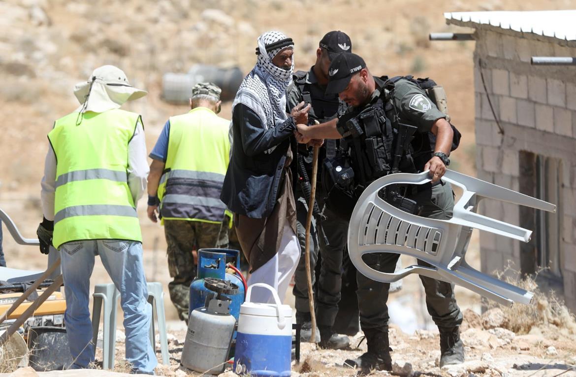مستوطنون يعتدون على الأهالي ويرشون غاز الفلفل على المواطنين وقوات الاحتلال تعتقل شقيقين خلال الهجوم جنوب الخليل