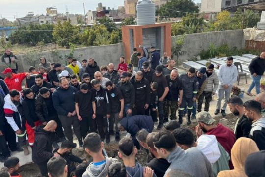 استشهاد الشاب علي نحلاوي في مخيم الرشيدية إثر غارة إسرائيلية أثناء عمله في جنوب لبنان