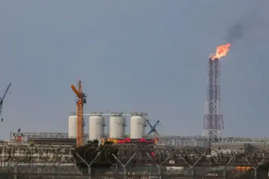 قطر ترفع تحميلات الغاز المسال لأعلى مستوى منذ مارس وسط ترقب إعادة فتح هرمز