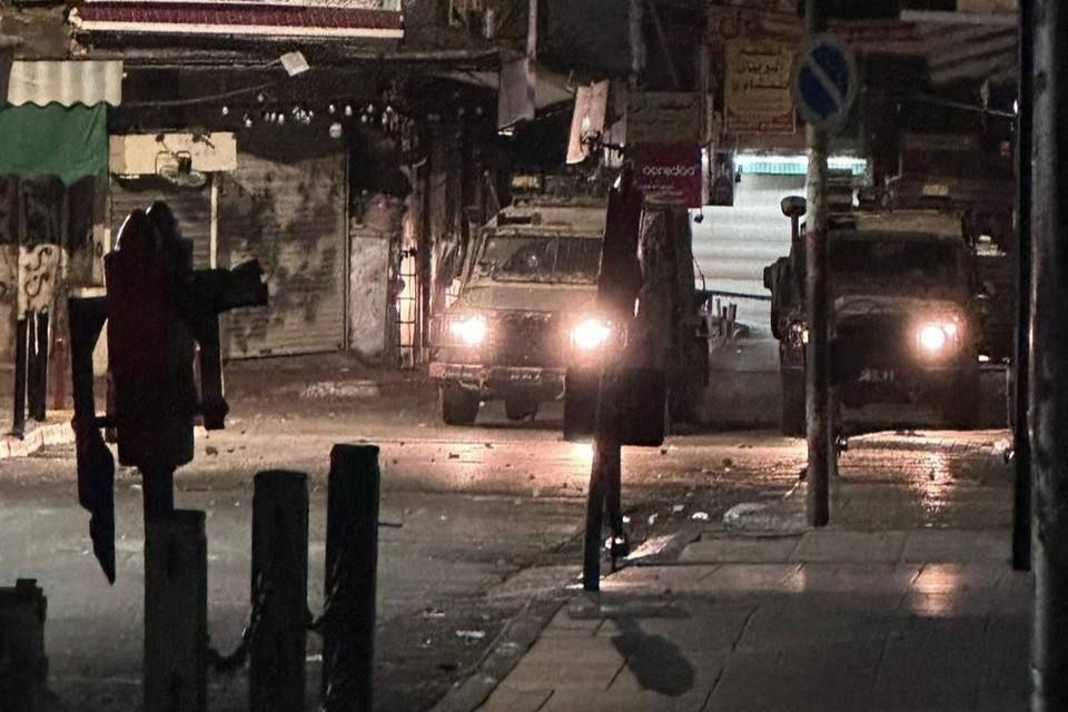 القوات داهمت محال تجارية واحتجزت عددًا من الشبان قبل الإفراج عنهم