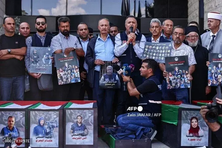 نقابة الصحفيين الفلسطينيين تنظم مسيرة في رام الله إحياءً لذكرى عامين على الحرب على غزة