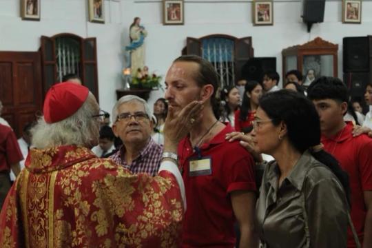 ظهور أويس مخللاتي في كنيسة يشعل الجدل حول انتمائه الديني