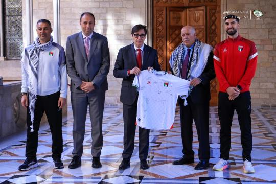 رئيس كتالونيا يستقبل وفد المنتخب الفلسطيني ويؤكد دعمه للقضية