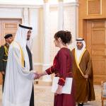 السفيرة عبير الرمحي تقدّم أوراق اعتمادها لرئيس الإمارات سفيرة لفلسطين