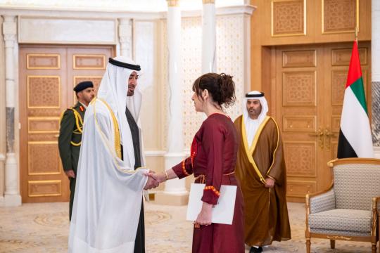 السفيرة عبير الرمحي تقدّم أوراق اعتمادها لرئيس الإمارات سفيرة لفلسطين