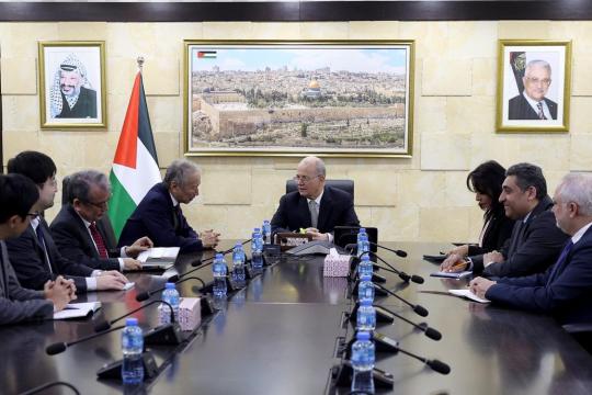 رئيس الوزراء يبحث مع اليابان تعزيز التعاون لإعمار غزة وتنفيذ خطة التعافي