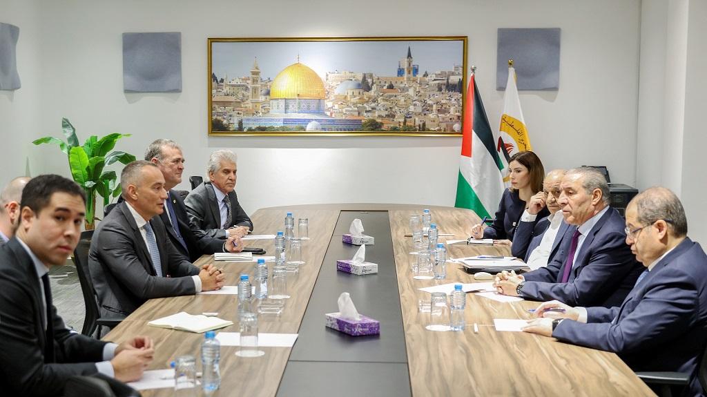 حسين الشيخ يبحث مع ملادينوف تنفيذ المرحلة الثانية من خطة ترامب بشأن غزة
