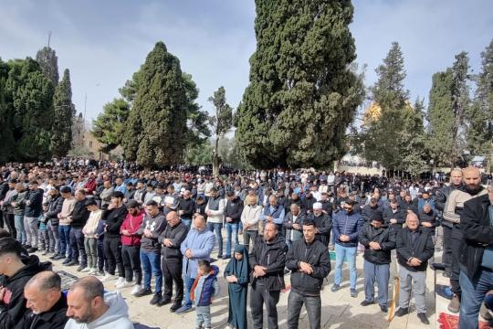 70 ألف مصلٍ يؤدون صلاة الجمعة في المسجد الأقصى رغم القيود الإسرائيلية المشددة