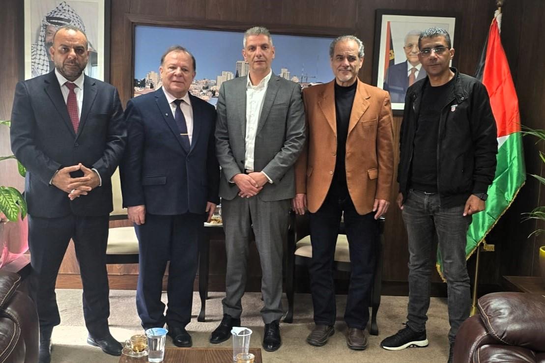 رائد أبو الحمص يطلع الكاتب الروسي يوري بونوليانيكوف على أوضاع الأسرى الفلسطينيين