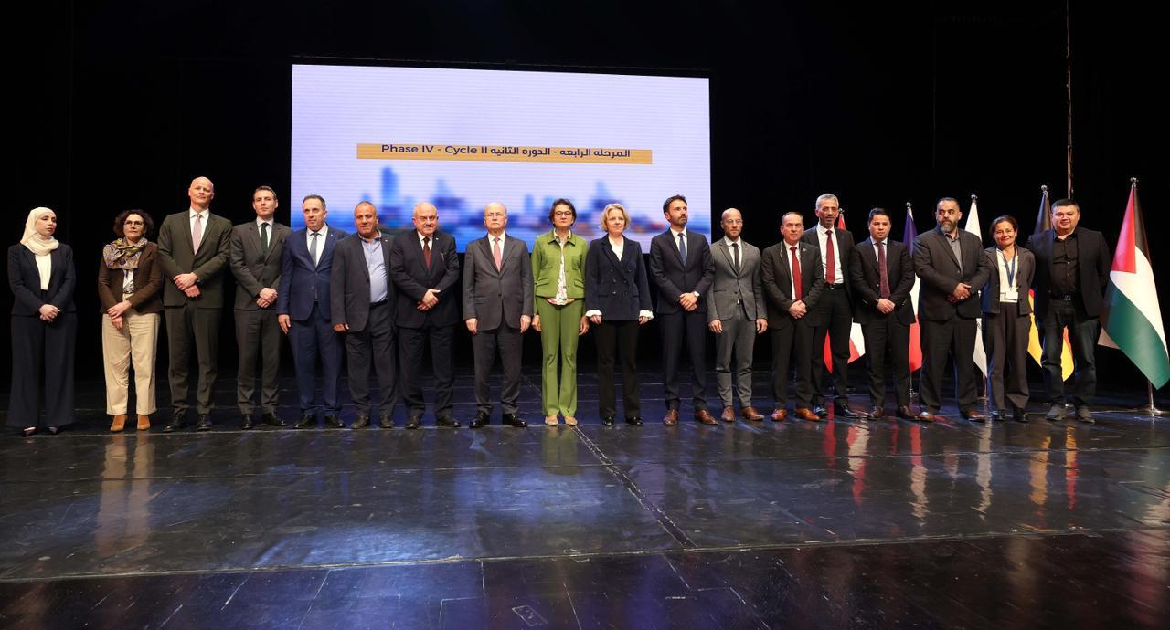 رئيس الوزراء محمد مصطفى يشدد على تعزيز حوكمة البلديات وتحسين جودة الخدمات رغم التحديات الإسرائيلية