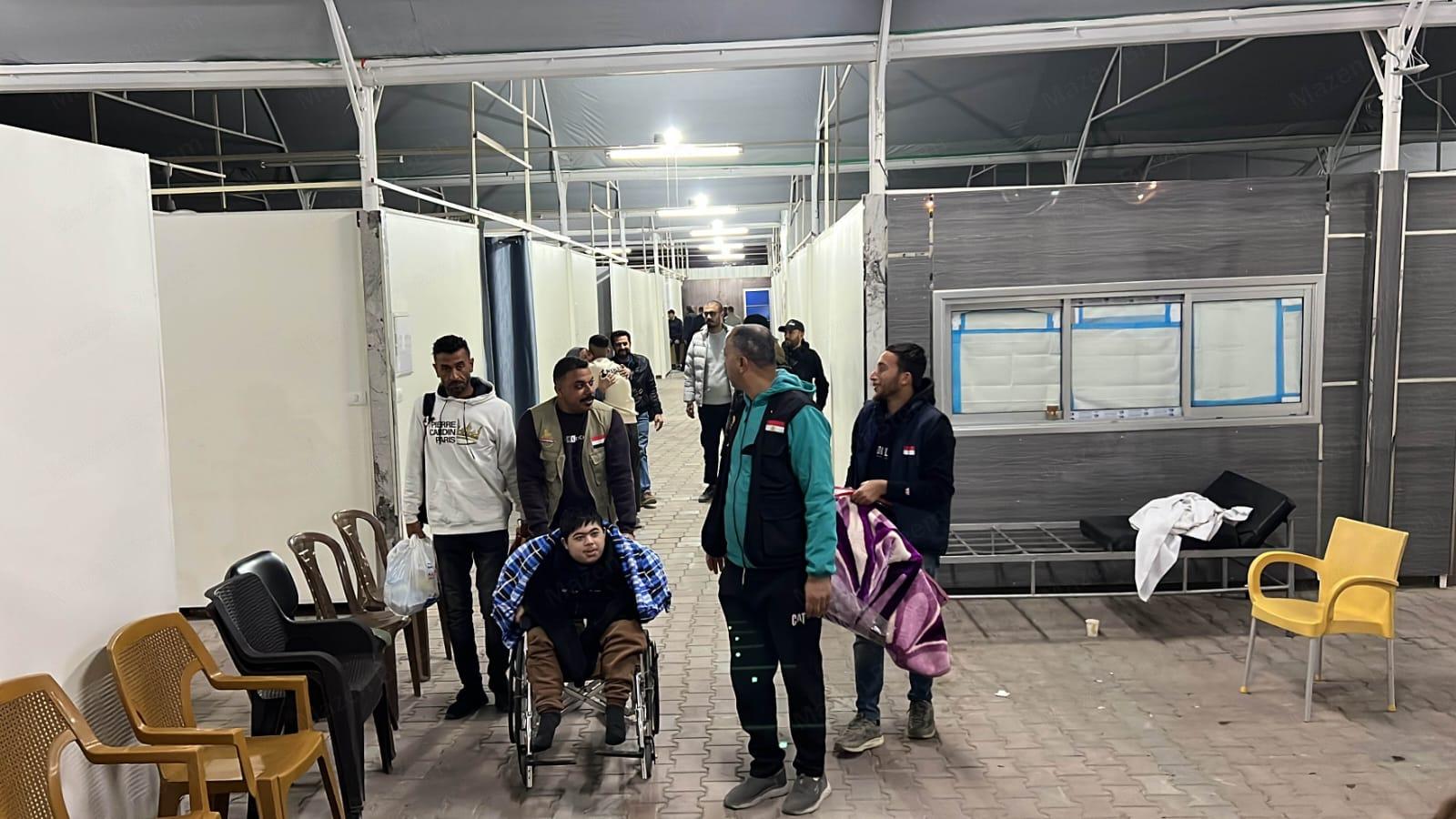 36 مسافراً يصلون إلى مجمع ناصر الطبي بخان يونس وسط استقبال شعبي واسع