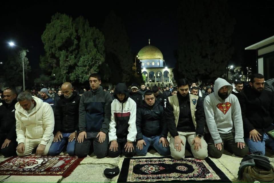 40 ألف مصلٍ يؤدون العشاء والتراويح في المسجد الأقصى رغم القيود