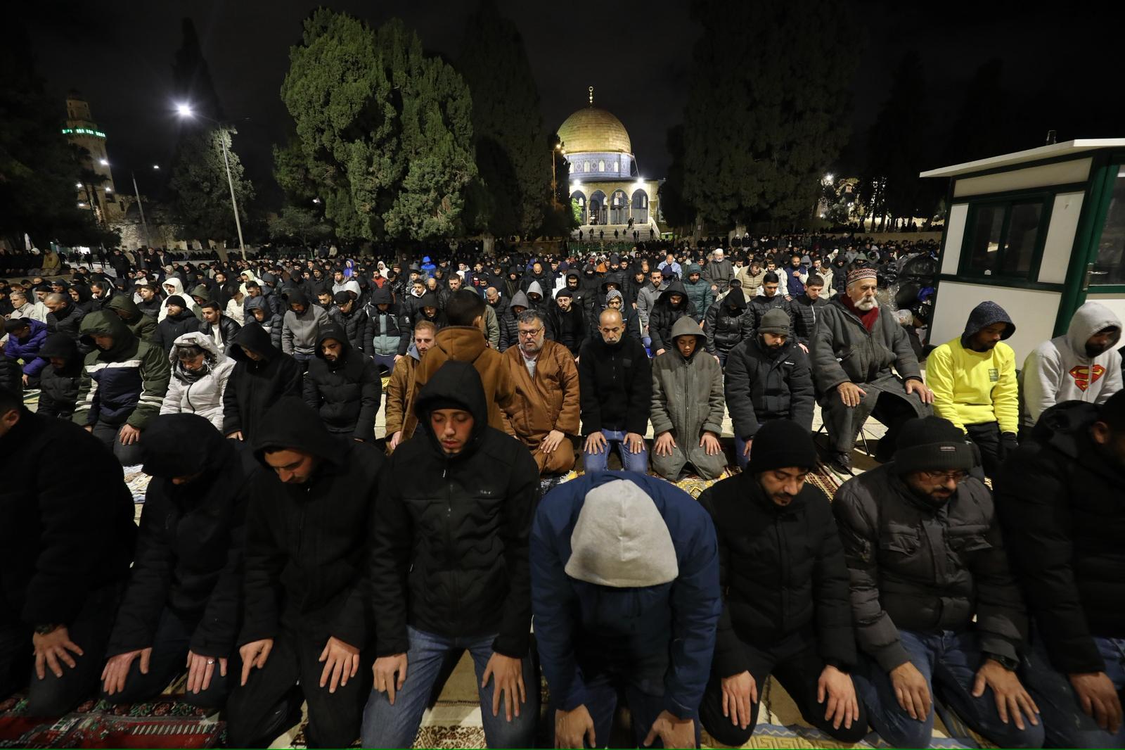 انتشار أمني مكثف عند أبواب البلدة القديمة ومنع بعض المصلين من الدخول