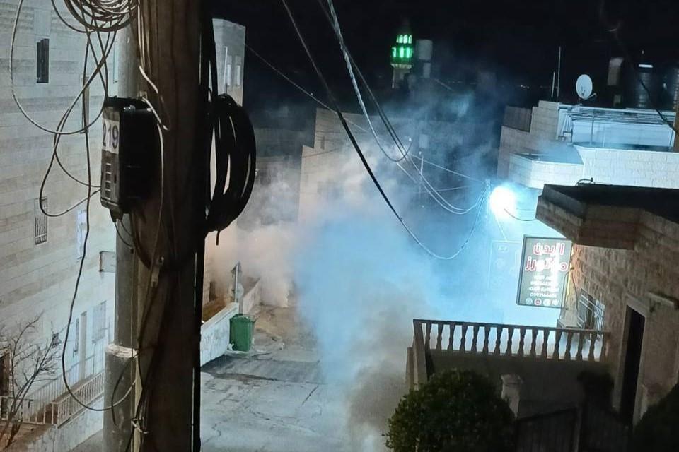 اعتقال طفل في الخليل وستة شبان بطولكرم ومواطنة في شويكة.. وإصابات خلال هجمات في نابلس والأغوار