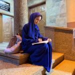 ظلام غزة يدفع طالبة في التوجيهي للدراسة على ضوء "مشرحة موتى"