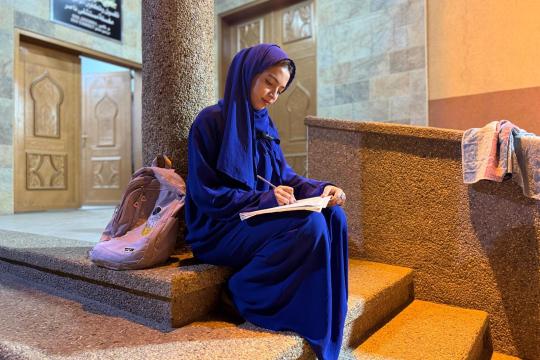 ظلام غزة يدفع طالبة في التوجيهي للدراسة على ضوء "مشرحة موتى"