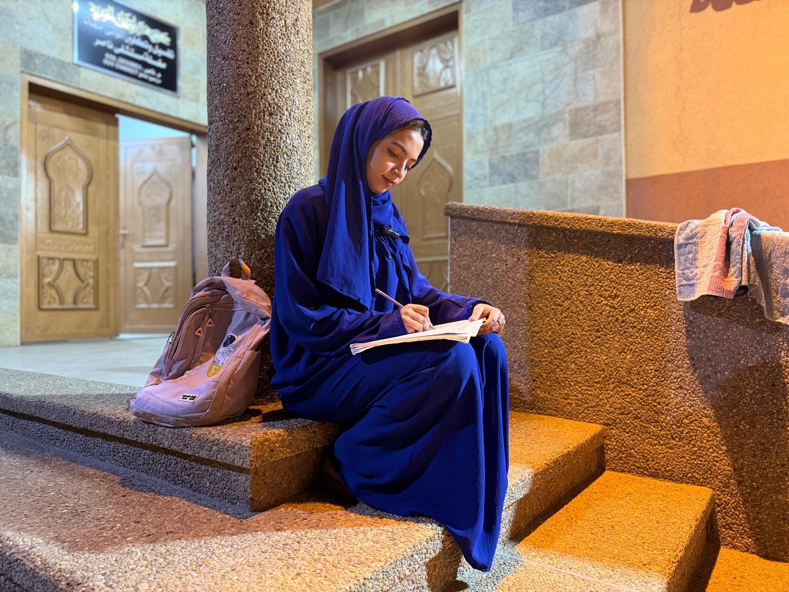 منال بركة تتحدى الظلام والدمار في سبيل استكمال تعليمها وسط النزوح والدمار