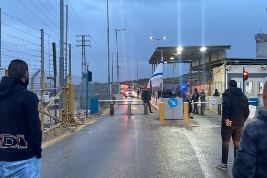 إصابة مواطن بالرصاص واعتداء على نجله عند حاجز بيت إكسا شمال غرب القدس