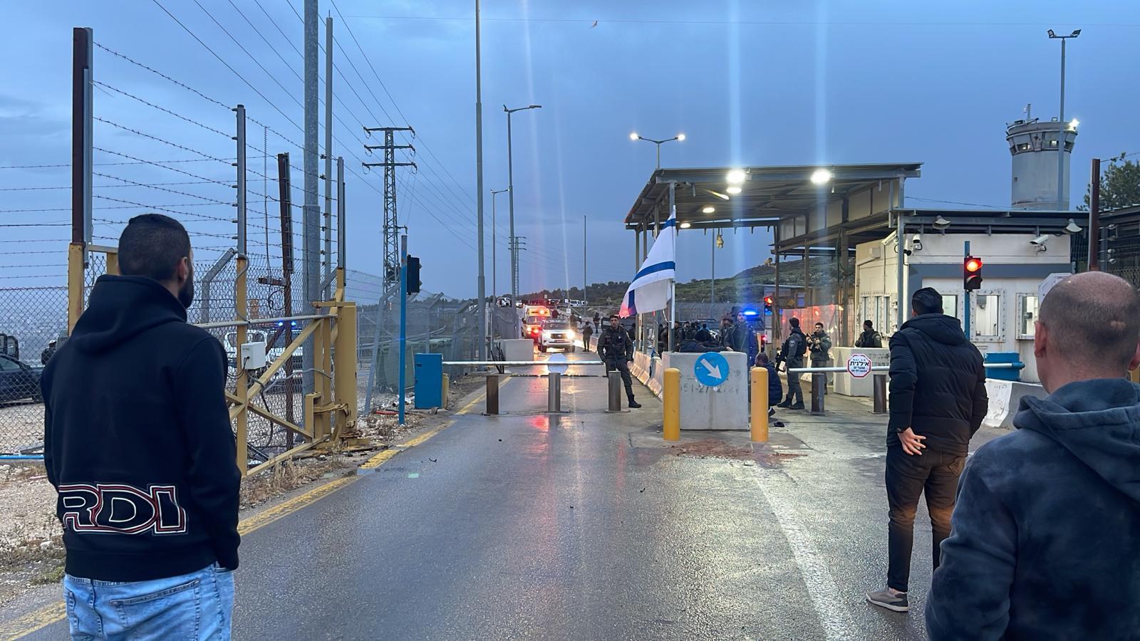 قوات الاحتلال تطلق النار على فلسطيني وتعتدي على ابنه بالضرب خلال تواجدهما قرب الحاجز العسكري