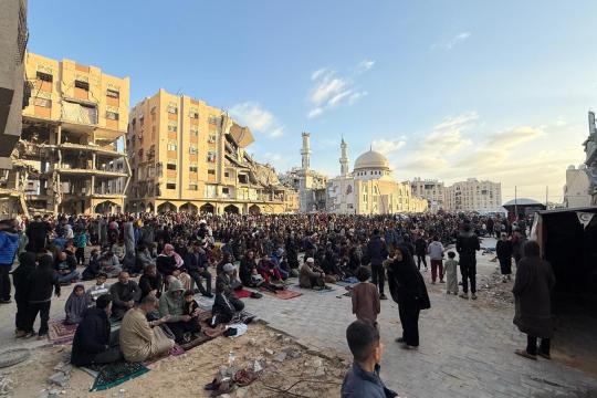 إقامة صلاة عيد الفطر في خان يونس رغم الدمار... مشاهد صمود في قلب المعاناة