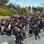 مصلون يؤدون صلاة عيد الفطر قرب المسجد الأقصى رغم الإغلاق الإسرائيلي