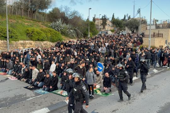 مصلون يؤدون صلاة عيد الفطر قرب المسجد الأقصى رغم الإغلاق الإسرائيلي