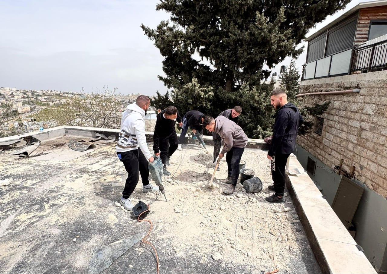 قرار الهدم يطال مساحة 80 مترًا مربعًا ويقيد احتفالات العيد للعائلة